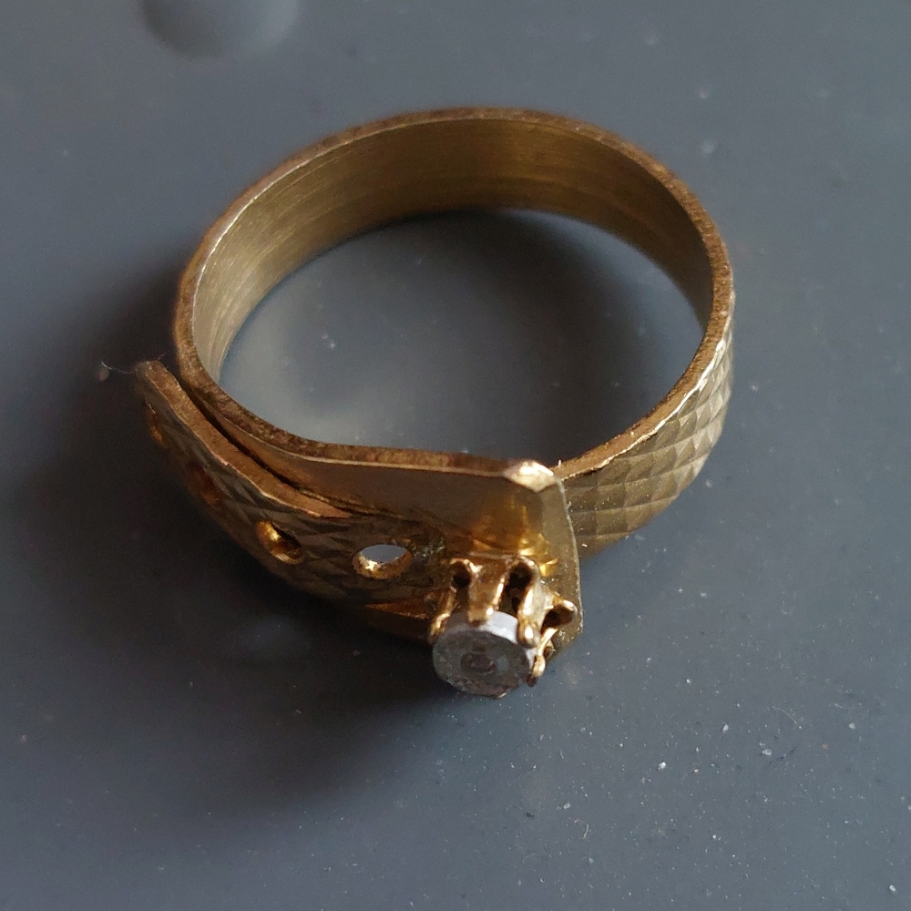 Tiny White Topaz Stone On Gold Tone Buckle Style Band Textured Ring Size 5.75 - Picture 6 of 7
